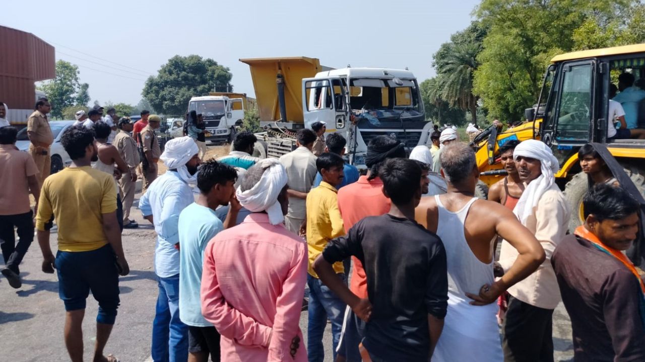 Kannauj: डंपर की टक्कर से ट्रैक्टर ट्राली पलटी, 10 लोग घायल...ग्रामीणों ने की जमकर तोड़फोड़, पुलिस से भी धक्कामुक्की