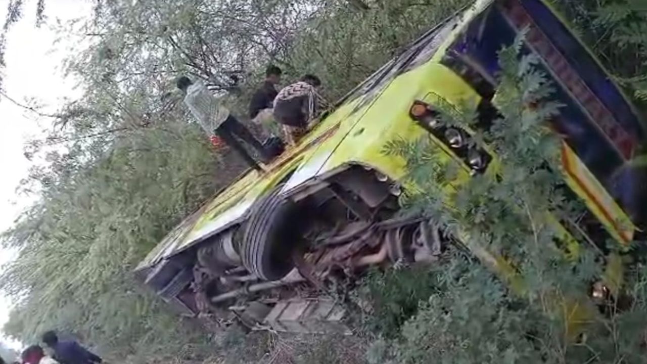 Unnao Accident: यात्रियों से भरी बस खंती में पलटी...मची चीख-पुकार, आठ घायल, दिल्ली से रायबरेली जा रही थी