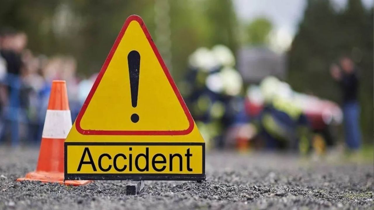 रामपुर: अनियंत्रित कार पलट कर पेड़ से टकराई, चार घायल