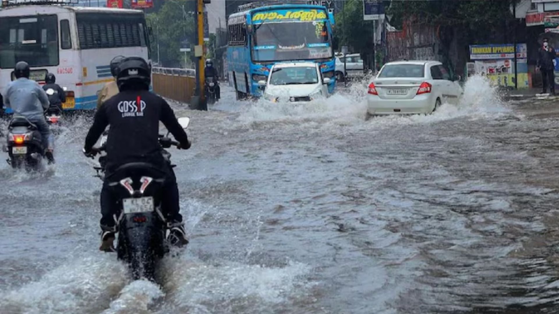 केरल में भारी बारिश, कई शहरों में जलभराव...तीन जिलों में ऑरेंज अलर्ट जारी 