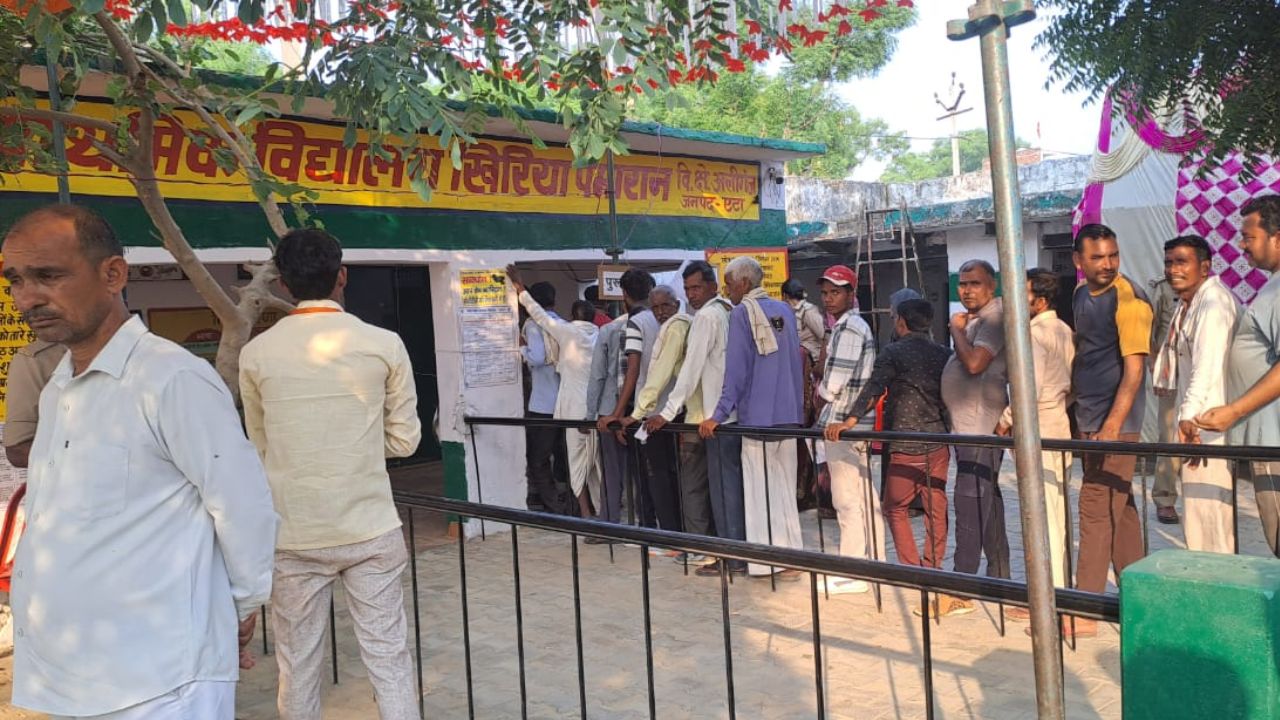 Lok Sabha Election 2024: फर्रुखाबाद लोकसभा सीट के खिरिया पमारान में पुन: मतदान जारी, बड़ी संख्या में घरों से निकल रहे लोग