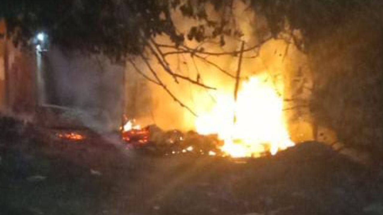 Etawah: झोपड़ी में लगी भीषण आग...घनी आबादी वाली बस्ती में टला बड़ा हादसा, बंदर को भगाने के लिए जलाया था पटाखा