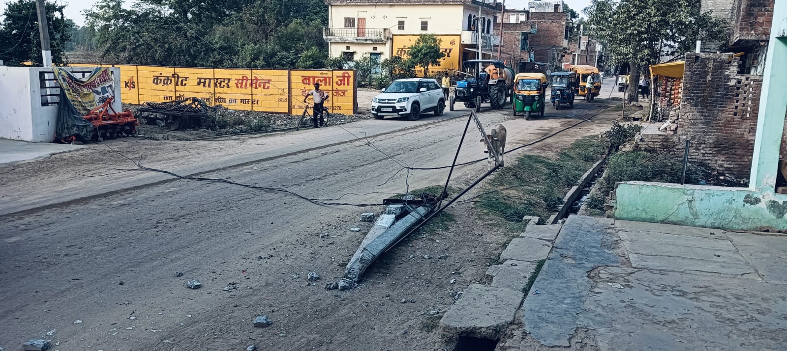 Fatehpur Accident: तेज रफ्तार बस बिजली के पोल से टकराई, टला बड़ा हादसा