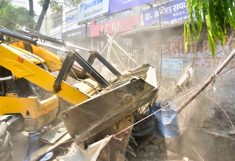 मुरादाबाद :  कांठ रोड पर चली नगर निगम की जेसीबी, ध्वस्त किया अतिक्रमण