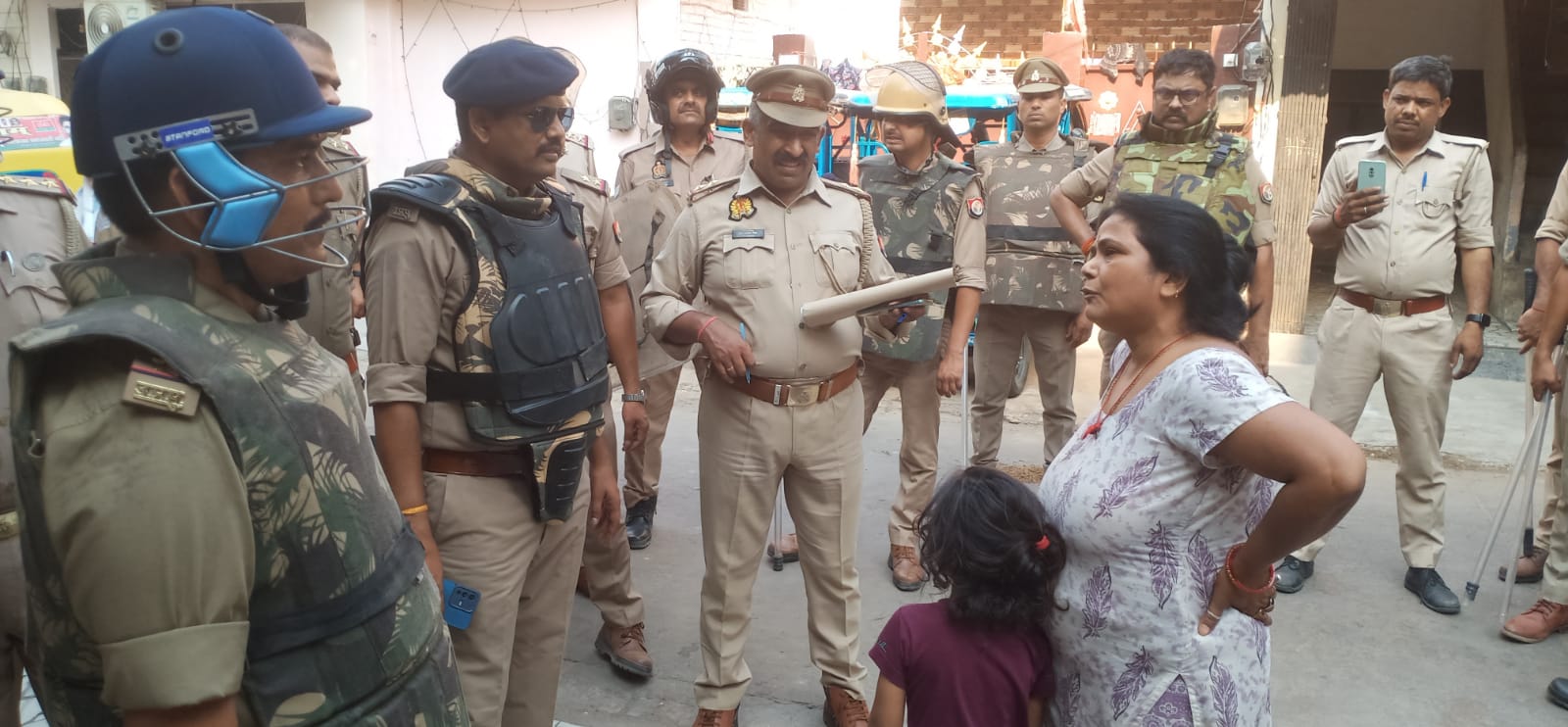कानपुर: शहर के टॉप टेन अपराधियों के घर पुलिस की छापेमारी, कारतूस-तमंचे मिले