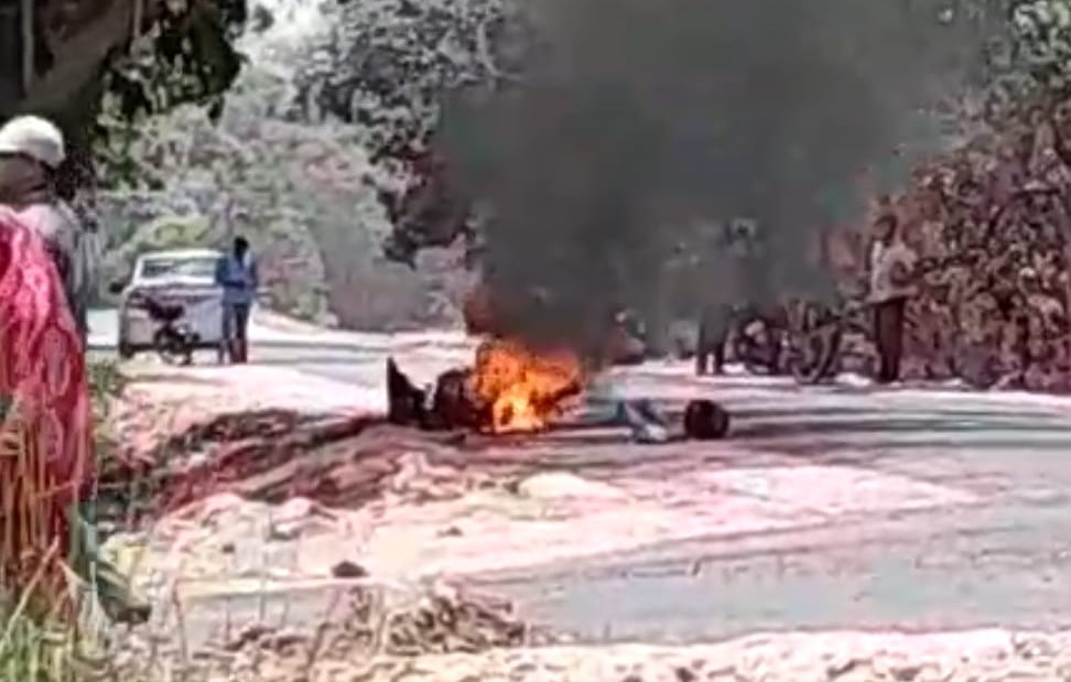 लखीमपुर-खीरी: आग का गोला बनी चलती बाइक, चालक ने कूदकर बचाई जान