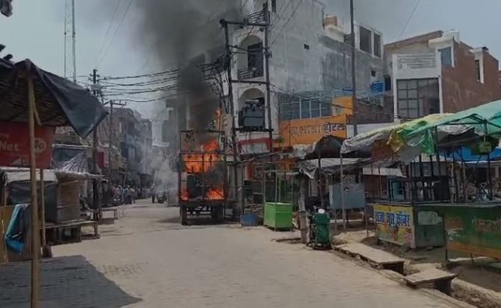 कासगंज: ओवरलोडिंग से गर्म होकर ट्रांसफार्मर में लगी आग, इलाके में मची अफरा-तफरी