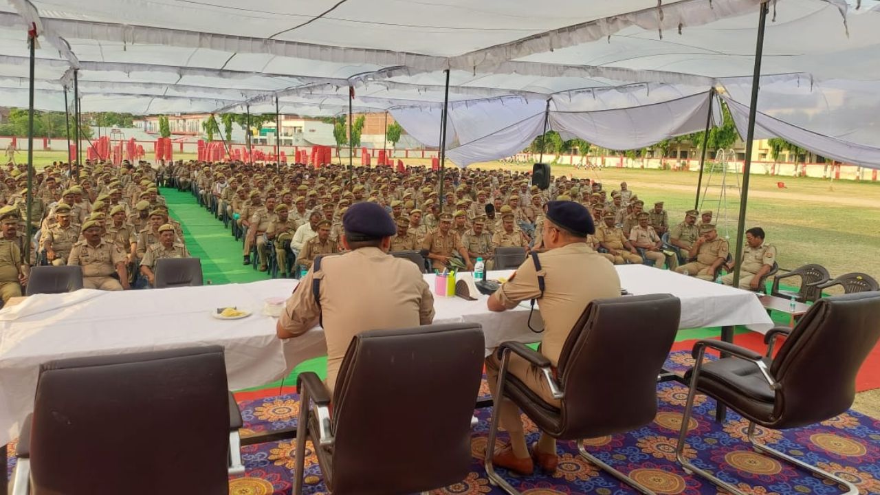 उन्नाव के पुलिसकर्मी हमीरपुर के चुनाव की संभालेंगे सुरक्षा...एएसपी ने हरी झंडी दिखाकर बसों की किया रवाना