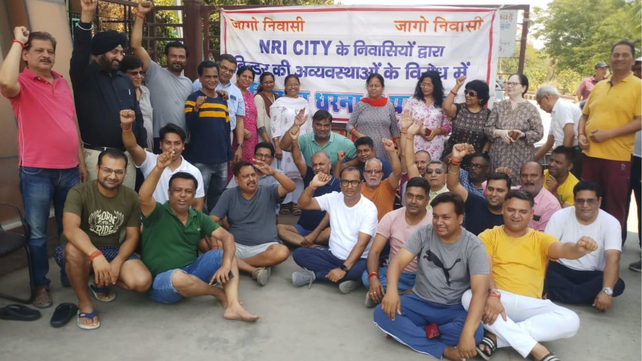 Kanpur: एनआरआई सिटी में बिजली समस्या पर धरना-प्रदर्शन, लोगों ने स्काई बंगले का काम रुकवाया, बिल्डर पर लगा गबन का आरोप 