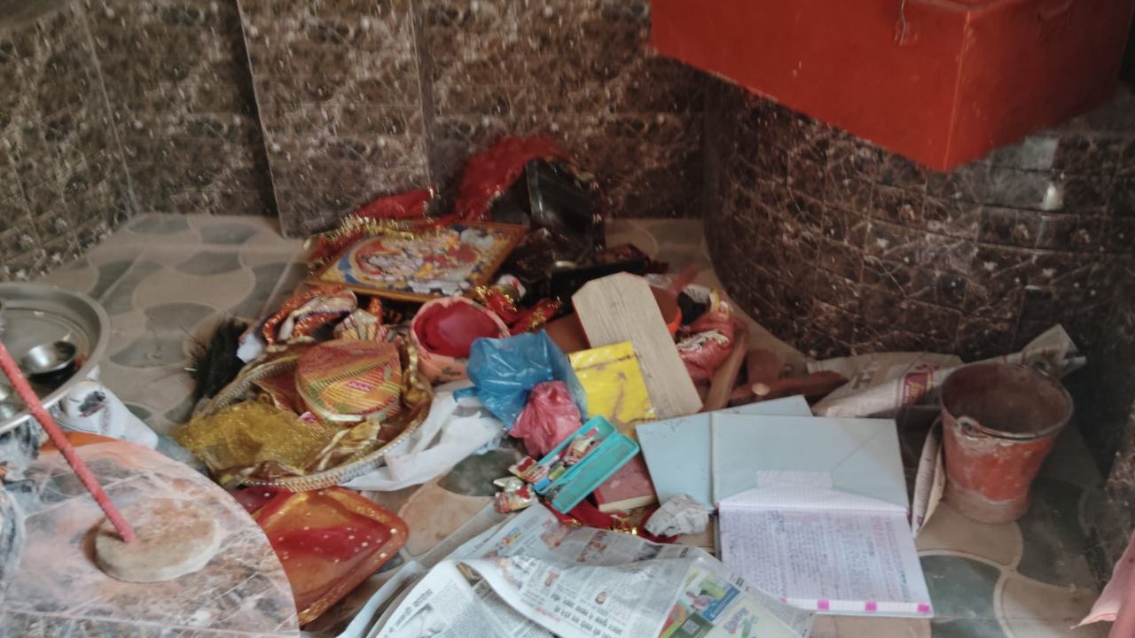 Kanpur Theft: चोरों के हौसले बुलंद...मंदिर में ताला तोड़ कर चोरी का किया प्रयास, जांच पड़ताल में जुटी पुलिस
