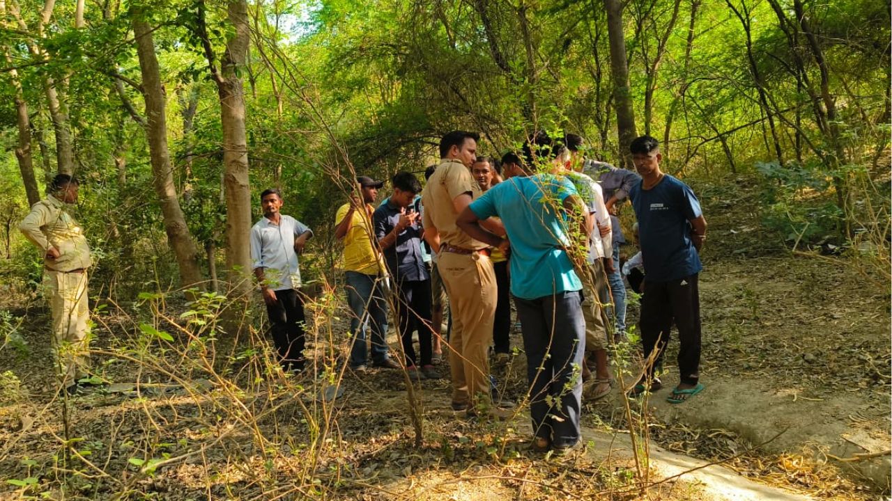Kanpur: गंगा में डूबे युवकों का जंगल में मिला मोबाइल, बैग जलाया गया, भाजपा नेता ने बेटे के दोस्त पर लगाया हत्या का आरोप