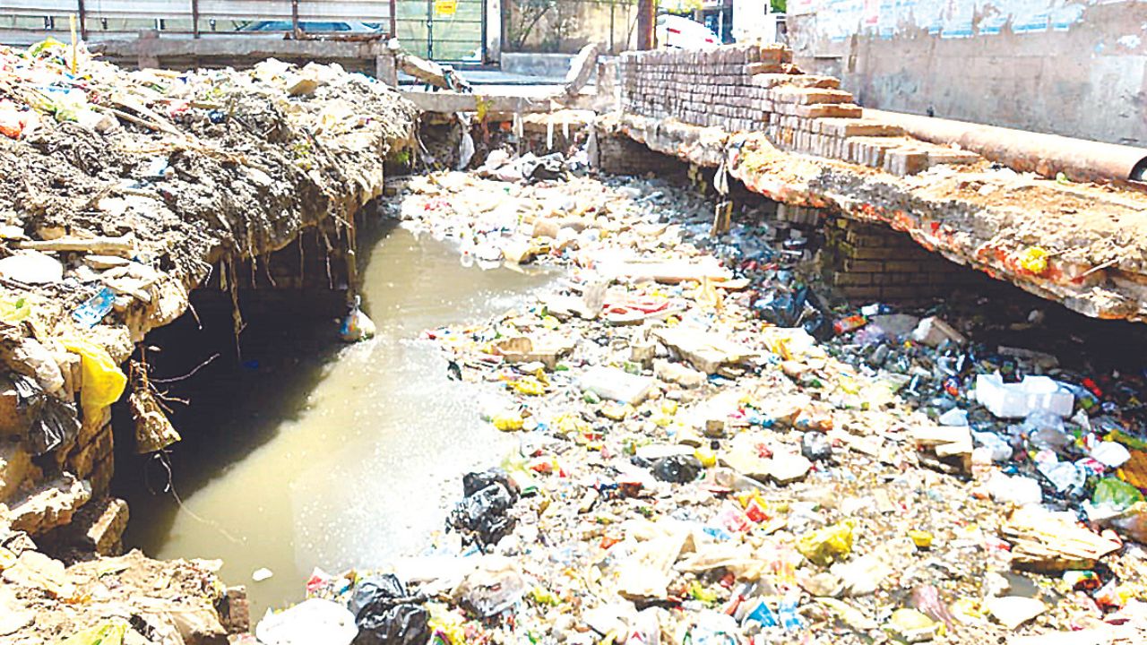 Kanpur: शहर डुबोने की तैयारी! 85 नाले 50 फीसदी भी साफ नहीं, जोनल व अवर अभियंताओं को नोटिस जारी