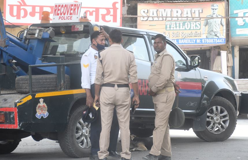 Bareilly News: ट्रैफिक पुलिस के जवानों पर भी हीट स्ट्रोक का खतरा, स्मार्ट सिटी के कई चौराहों पर बूथ तक नहीं