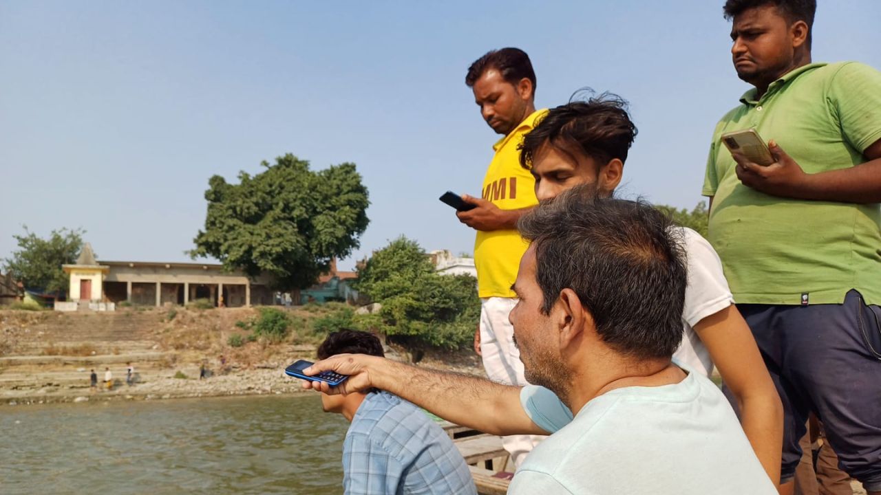 Farrukhabad: दोस्तों के साथ गंगा नहाने गए किशोर की डूबने से मौत, गोताखोरों ने कड़ी मशक्कत के बाद निकाला शव