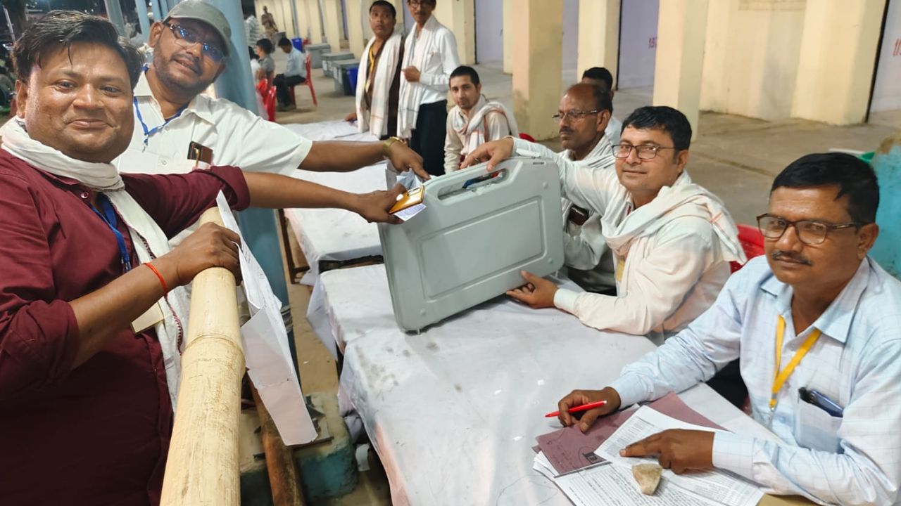 Lok Sabha Election 2024: Banda में वोटिंग खत्म होने के बाद मतदान कर्मियों में EVM जमा करने को मची रही आपाधापी