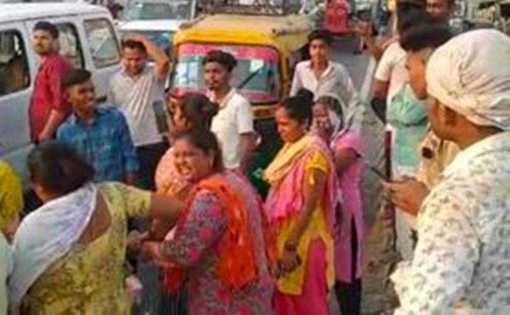 Bareilly News: ट्रांसफार्मर फुंकने से बिजली गुल, गुस्साए लोगों ने बदायूं रोड पर लगाया जाम