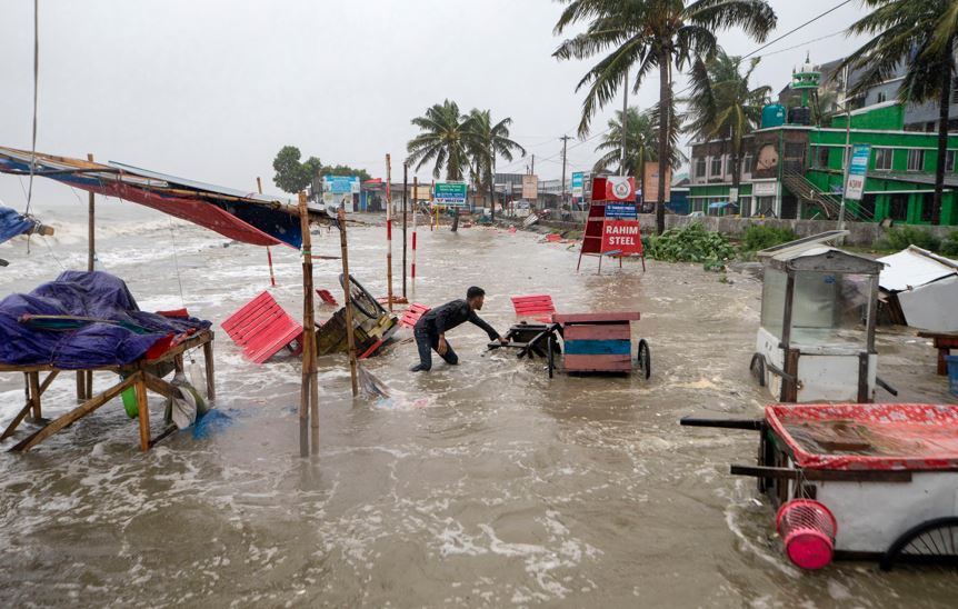‘रेमल’ भीषण चक्रवाती तूफान में तब्दील, आधी रात तक पश्चिम बंगाल के तट पर दस्तक देने के आसार