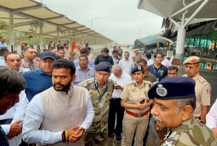 नागर विमानन मंत्री ने दिल्ली के हवाई अड्डे पर छत का हिस्सा गिरने की घटना के जांच के आदेश दिये
