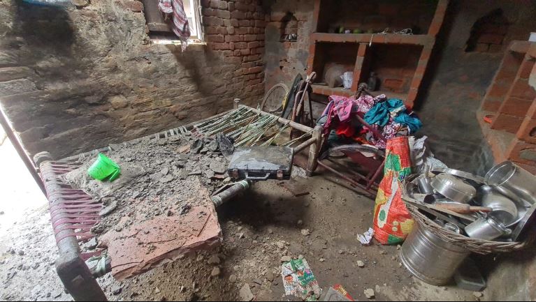 कासगंज: जर्जर मकान में जीवन यापन करने को विवश है दिव्यांग महिला, नहीं मिला सरकारी योजना का लाभ