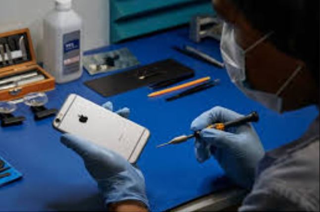 iPhone में जल्द आने वाली है एक नई तकनीक! अब बैटरी को बदलना होगा आसान