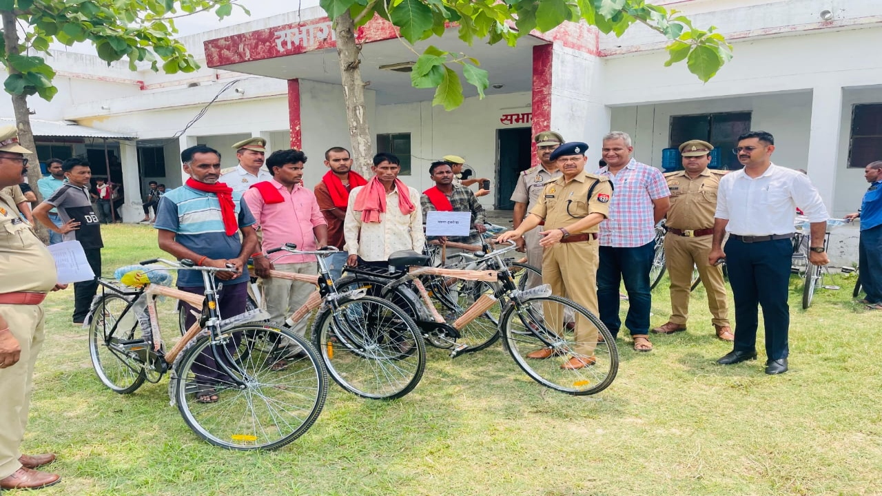 श्रावस्ती: ग्राम प्रहरियों को साइकिल देकर पुलिस अधीक्षक ने किया सम्मानित, बताया उनका महत्त्व   