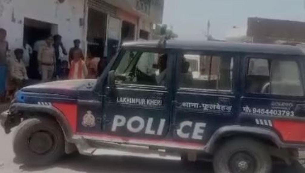 लखीमपुर खीरी: धक्का मारने के बाद चलती है फूलबेहड़ पुलिस की जीप, वीडियो वायरल 