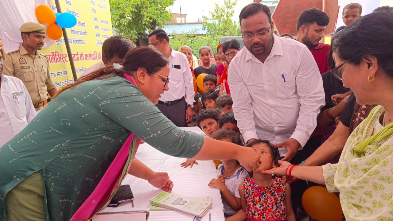 गोंडा में शुरू हुआ विटामिन ए सम्पूरण कार्यक्रम, डीएम ने बच्चों को पिलाई ड्राप 