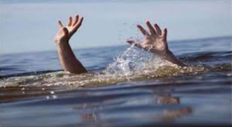 कासगंज: गंगा स्नान करते समय युवक की पानी में डूबकर मौत, डेढ़ घंटे के बाद गंगा से ढूंढा जा सका शव 