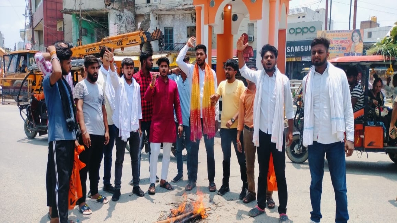 बलरामपुर: अखिल भारतीय विद्यार्थी परिषद के कार्यकर्ताओं ने फूंका कुलपति का पुतला