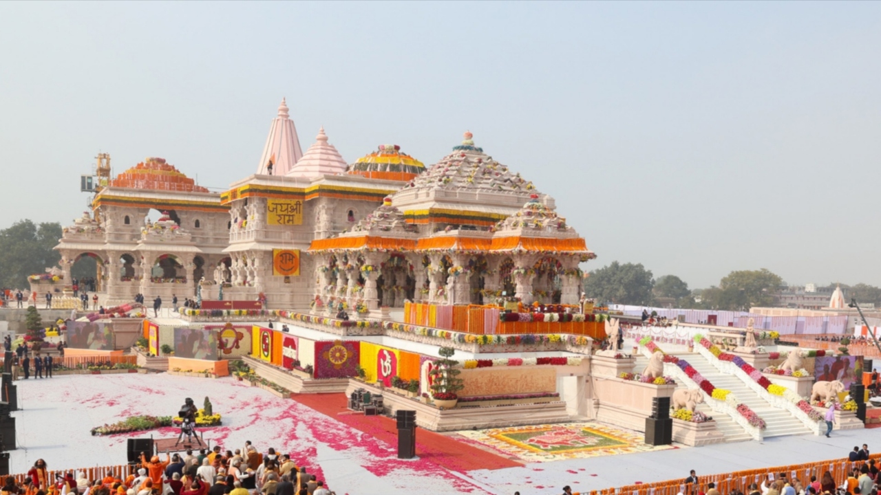Ayodhya Ram Mandir: राम मंदिर में भक्तों के माथे पर नहीं लगेगा तिलक, पुजारियों को दक्षिणा देने पर भी पाबंदी, बदल गये कई नियम