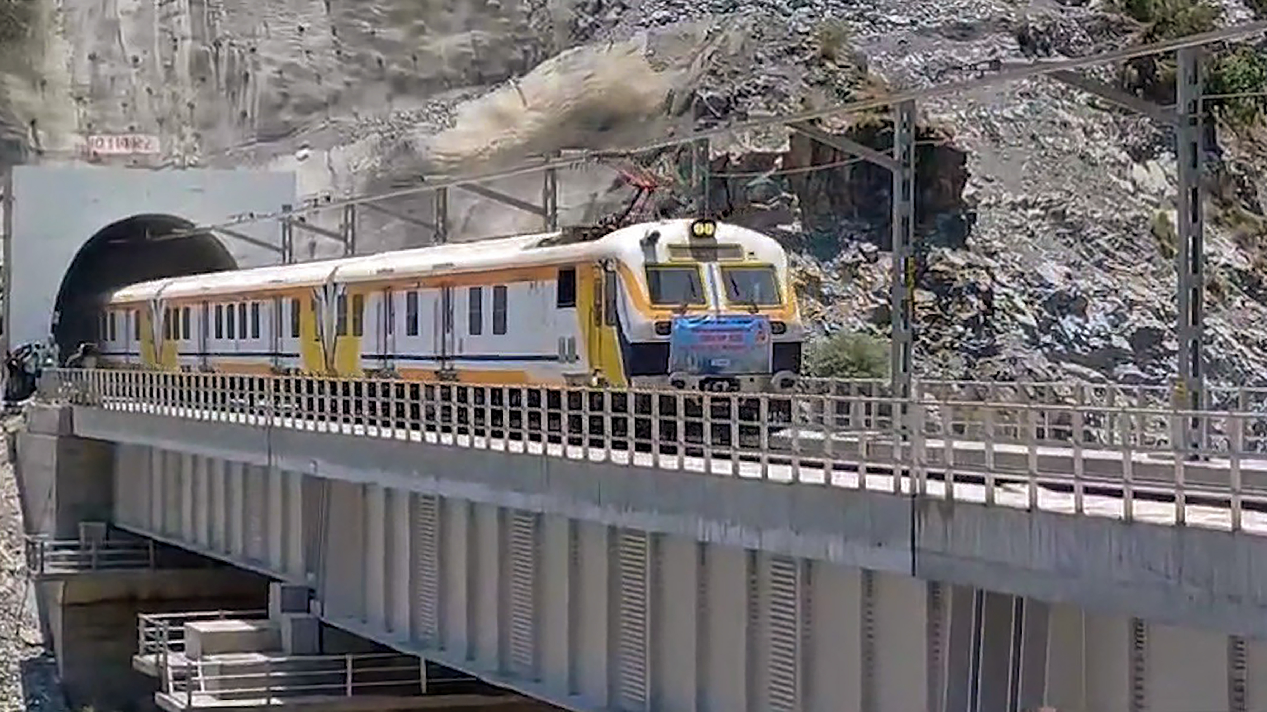 विश्व के सबसे ऊंचे चिनाब रेल पुल पर दौड़ी रेलगाड़ी, संगलदान और रियासी के बीच चली ट्रेन 