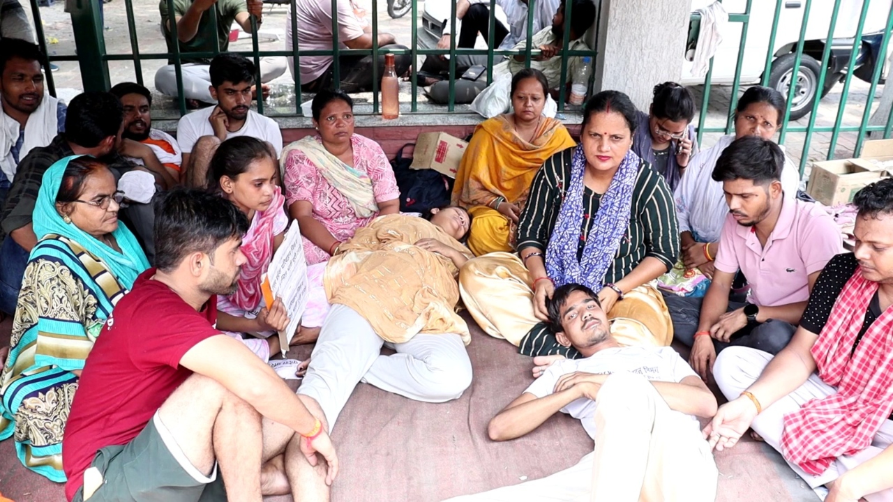 UPSRTC: नौकरी की मांग को लेकर धरना दे रहे मृतक आश्रित, जानिये क्या बोले प्रबंध निदेशक