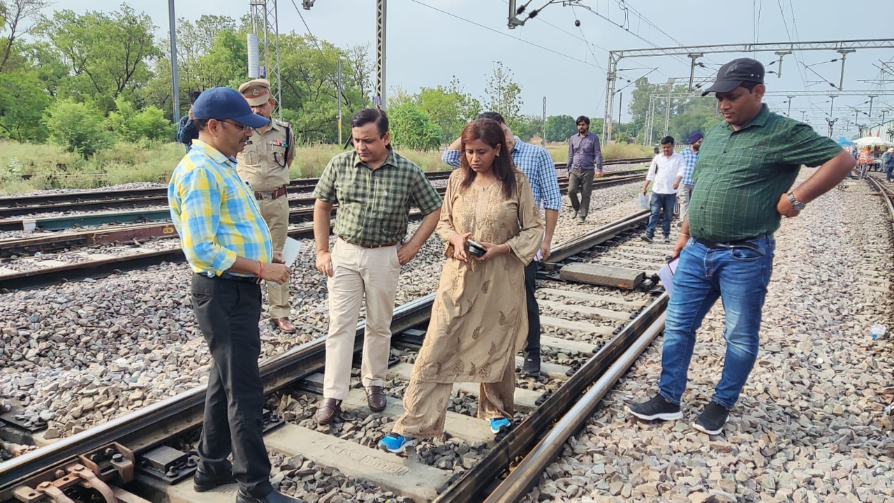 DRM ने किया गोंडा व बुढ़वल रेलवे स्टेशन का किया निरीक्षण, यात्री सुविधाओं की देखी हकीकत