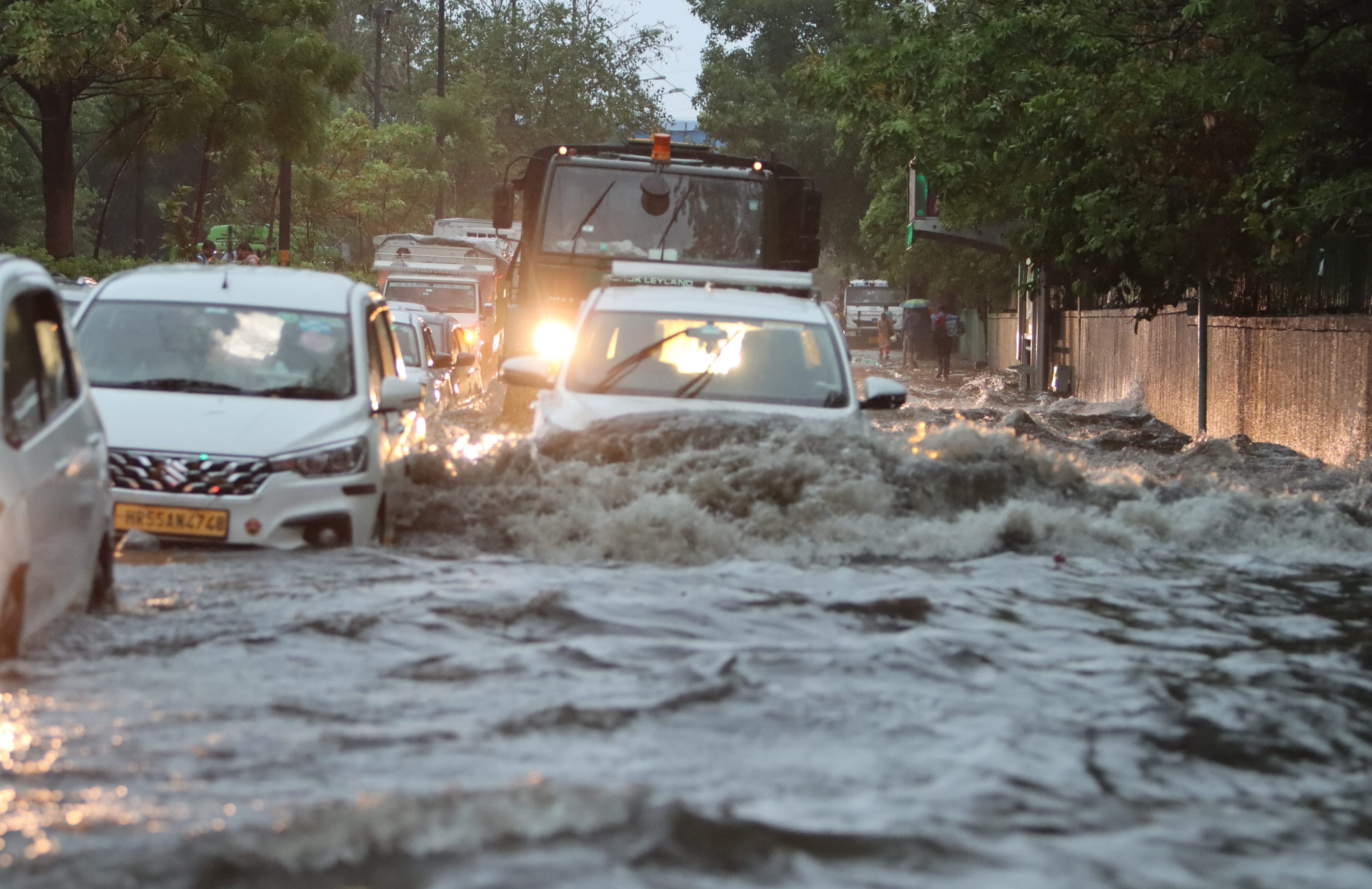 दिल्ली में भारी बारिश, सड़कों पर जलभराव से यातायात प्रभावित 