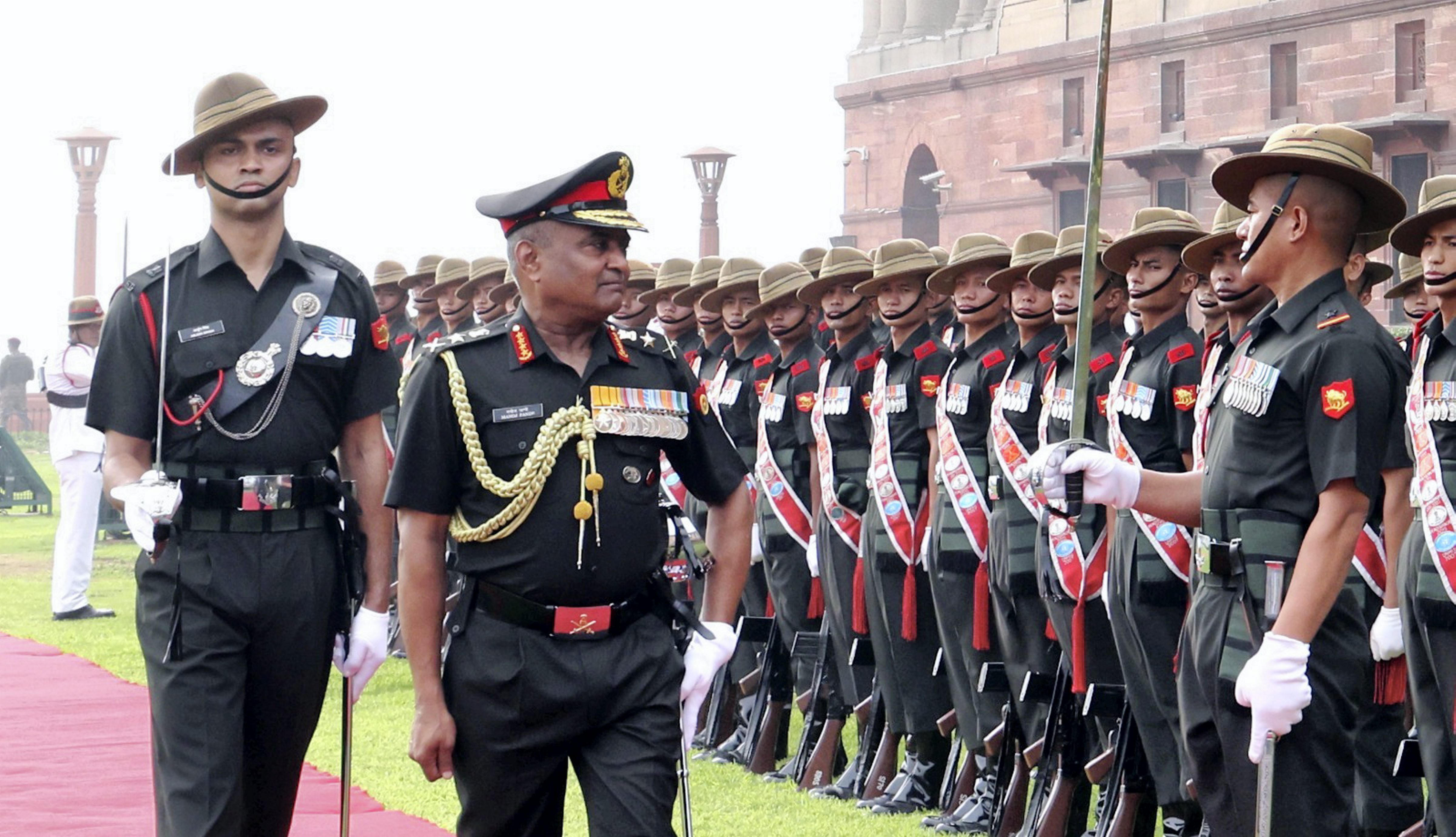 जनरल उपेंद्र द्विवेदी ने नए सेना प्रमुख का पदभार संभाला, रिटायरमेंट से पहले जनरल मनोज पांडे को गार्ड ऑफ ऑनर