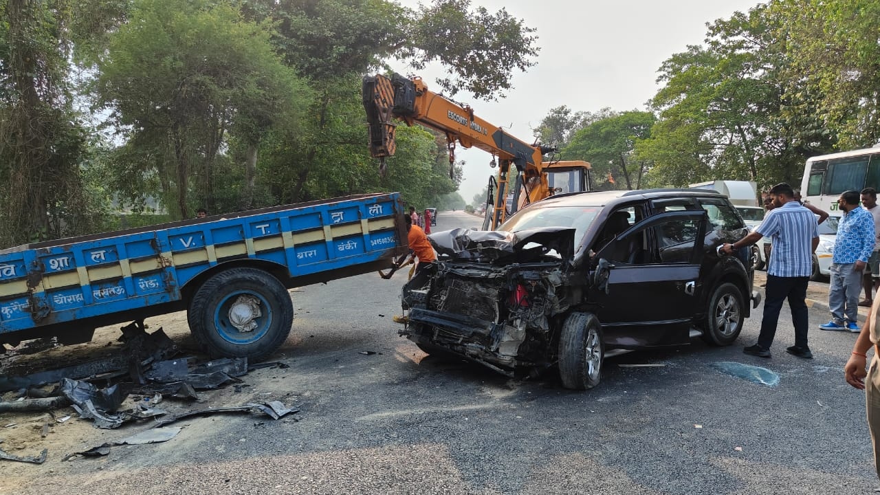 बाराबंकी: एक्सयूवी और ट्रैक्टर की जबरदस्त भिड़ंत, दो गंभीर घायल