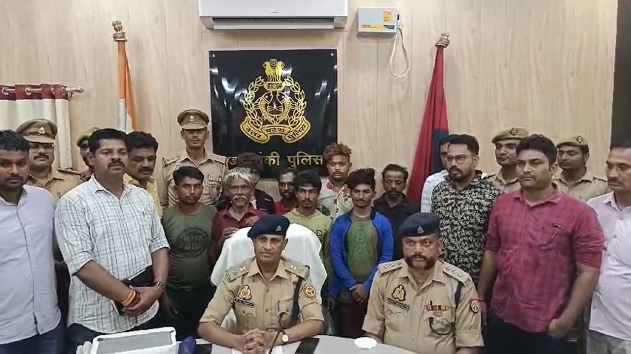 बाराबंकी: चोरी की योजना बनाते आठ को पुलिस ने किया गिरफ्तार, 70 लाख रुपये की चंदन की लकड़ी, 59 लाख रूपये की स्मैक व तमंचा सहित अन्य सामान बरामद