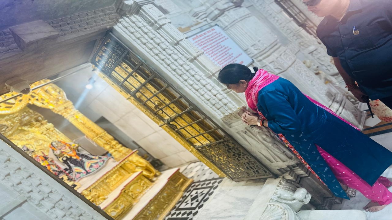 छपैया धाम पहुंची गृह मंत्री अमित शाह की पत्नी, भगवान घनश्याम का दर्शन कर मांगा आशीष
