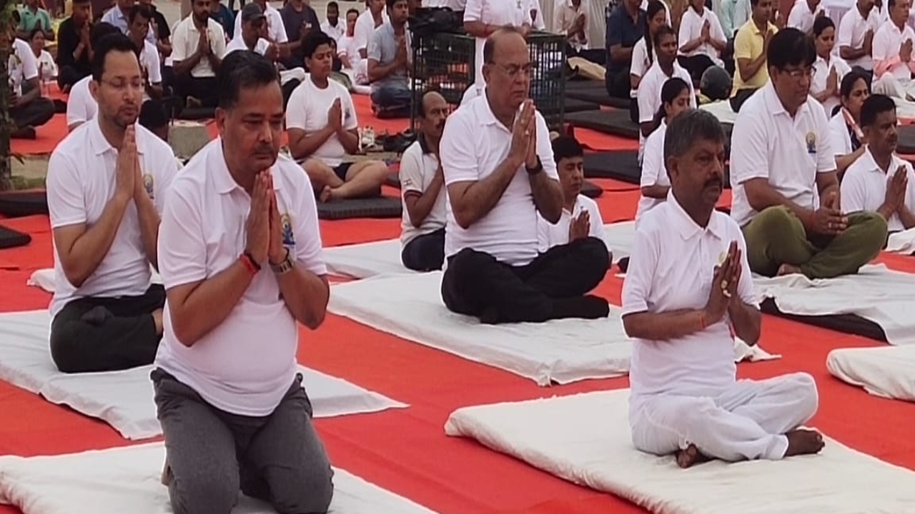 10th International Yoga Day: अयोध्या में राम की पैड़ी पर हजारों साधकों ने किया योग, मंत्री-महापौर सहित कई लोग रहे मौजूद 