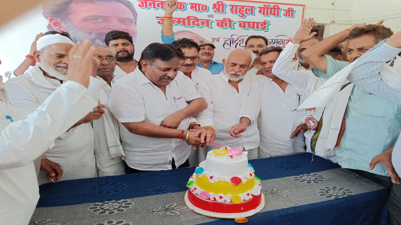 अमेठी में कांग्रेसियों ने केक काटकर मनाया राहुल गांधी का 54 वां जन्मदिन