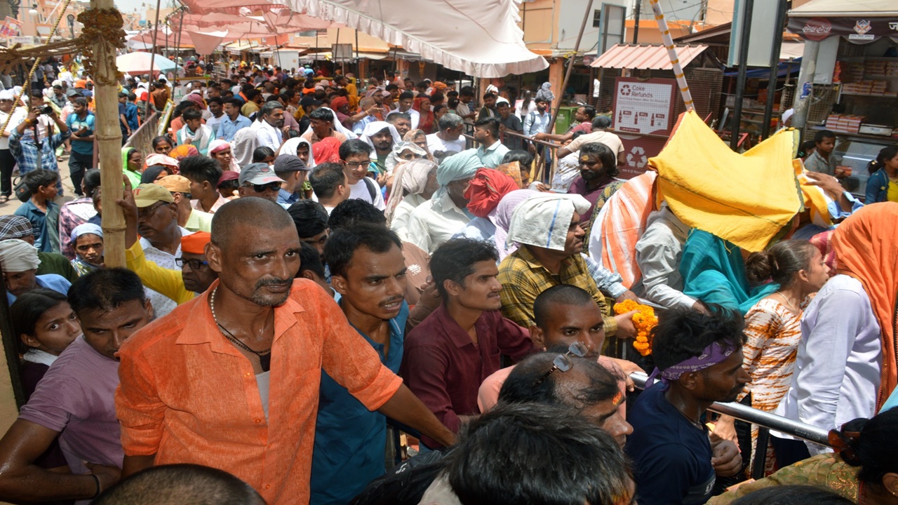 अयोध्या: ज्येष्ठ माह के अंतिम मंगलवार को हनुमान मंदिरों में उमड़ी आस्था, जगह-जगह लगे भंडारे 