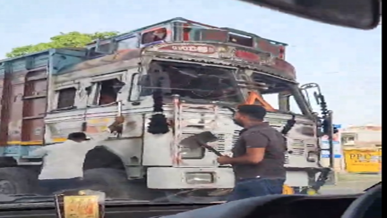 Video: अमेठी में दबंगों ने सरेराह ट्रक चालक को पीटा, आरोपियों के तलाश में जुटी पुलिस