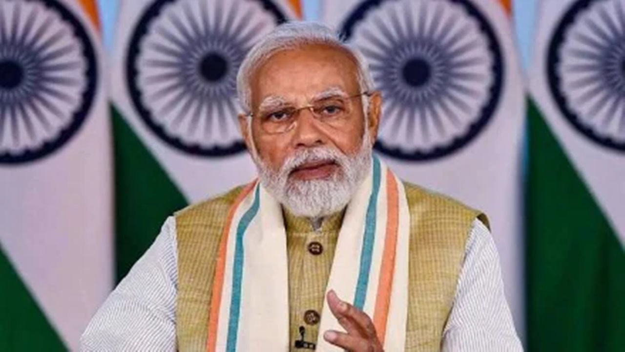 यूपी में बड़ा उलटफेर: पीएम मोदी समेत पांच केंद्रीय मंत्री आगे, स्मृति ईरानी पीछे 