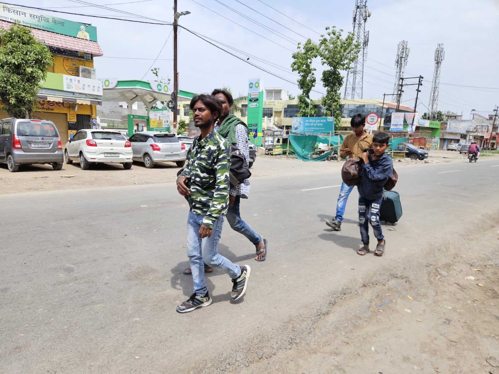 पीलीभीत: नहीं मिली सवारी, पैदल कई किलोमीटर चला परिवार, जनाजे में कानपुर जाने को निकला था परिवार