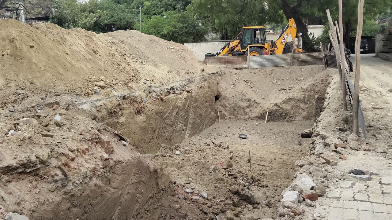 Unnao News: अमृत स्टेशन का निर्माण कार्य शुरू...जेसीबी मशीन से नींव खोदने से निकली मिट्टी, यात्री हो रहे परेशान