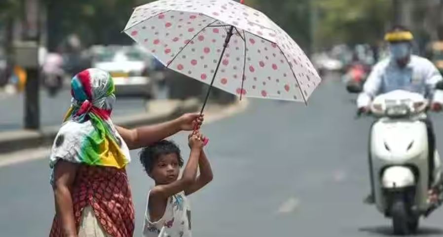 दिल्ली में तापमान में आई तीन डिग्री की गिरावट, लोगों को भीषण गर्मी से मिली थोड़ी राहत 