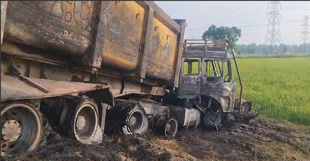 काशीपुर: Video -  दो डंपरों  की आपस में टक्कर होने के बाद लगी आग.. एक चालक की मौत