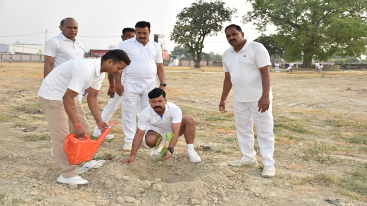 अयोध्या: विश्व पर्यावरण दिवस पर रोपे फल व छायादार पौधे