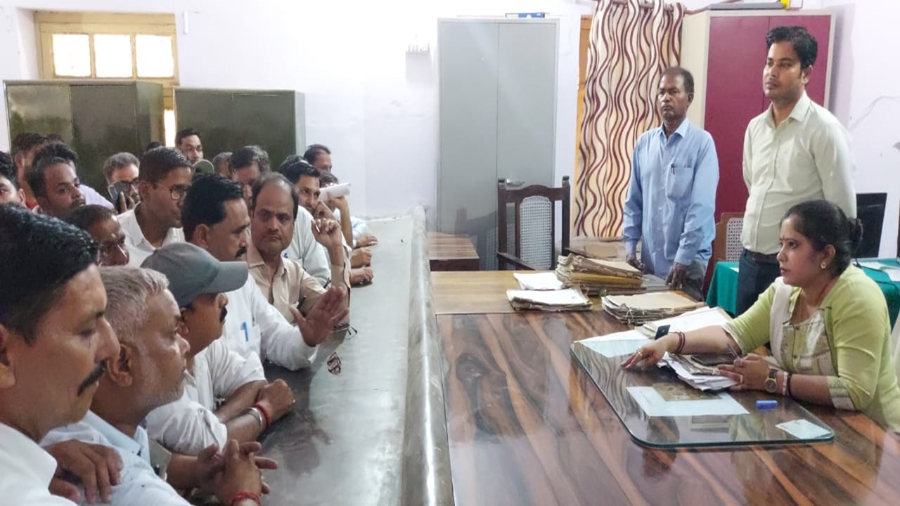 सीतापुर: वादकारों की सुनवाई के दौरान एसडीएम और वकीलों में हुई नोकझोंक, देखें वीडियो
