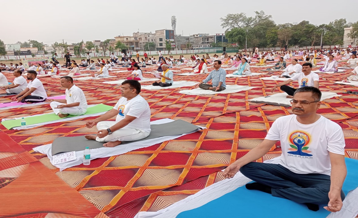 International Yoga Day 2024: शारीरिक और मानसिक स्वास्थ्य के लिए शहर से लेकर गांवों तक लोगों ने किया योग, बताये गए इसके महत्व
